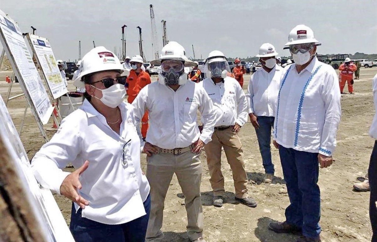 JJDiazMachuca's tweet photo. Da súper negocio Nahle a su compadre Arturo Quintanilla Hayek

La hipócrita de Salma Hayek solo hizo su show de casi llegar a las lágrimas para agradecerle a la gobernadora de Veracruz. 

Una empresa del compadre de la Secretaria de Energía, Rocío Nahle, trabaja en el acondicionamiento de los terrenos para la refinería de Dos Bocas.

Se trata de Grupo Huerta Madre, propiedad del empresario veracruzano Arturo Quintanilla Hayek, que en consorcio con la compañía holandesa Van Oord, se hizo de un contrato por 4 mil 968.8 millones de pesos.

El compadrazgo entre Nahle y Quintanilla Hayek es público desde enero de 2018, cuando la entonces candidata de Morena al Senado reconoció ante un medio local su relación tras darse a conocer que el empresario sería beneficiado por el Ayuntamiento de Coatzacoalcos con la renta de un terreno que serviría como depósito de basura.

https://t.co/KvOFc8xCkQ