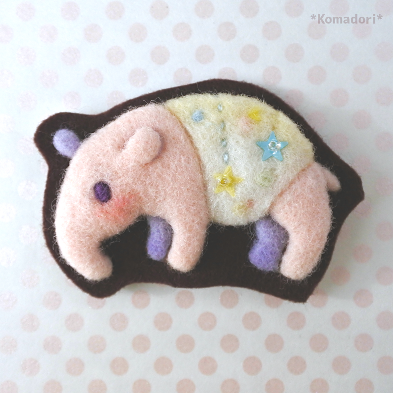 <a href="/Lupopo_cafe/">*LUPOPO cafe&gallery* 三軒茶屋の糖質オフのケーキ専門カフェとハンドメイドのお店</a> 様、いつも楽しい企画展ありがとうございます！

色合いと凹凸を大切に、長く楽しめる作品を仕上げています☺️ #羊毛フェルト の優しい風合いが笑顔と元気をお届けできますように！

現在のんびり製作！たまにminnneさんにて出品✨
➡️minne.com/komadori