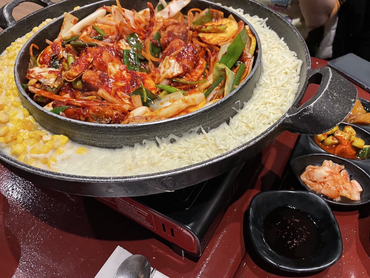 __madore__nu's tweet photo. On a fêté le Nouvel An lunaire !! On m’a même donné des étrennes, je suis très émue. La soupe de tteok, le dakgalbi, la crêpe coréenne au kimchi, le bulgogi et le bibimbap, tout était délicieux🤤 https://t.co/PjckZpBcxL
