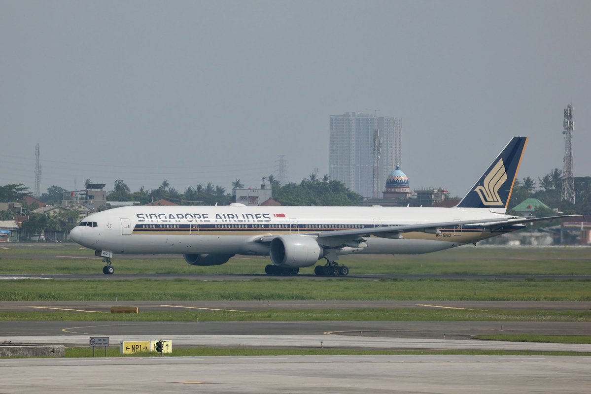 Singapore Airlines B777-300ER 9V-SWQ Soekarno Hatta Airport