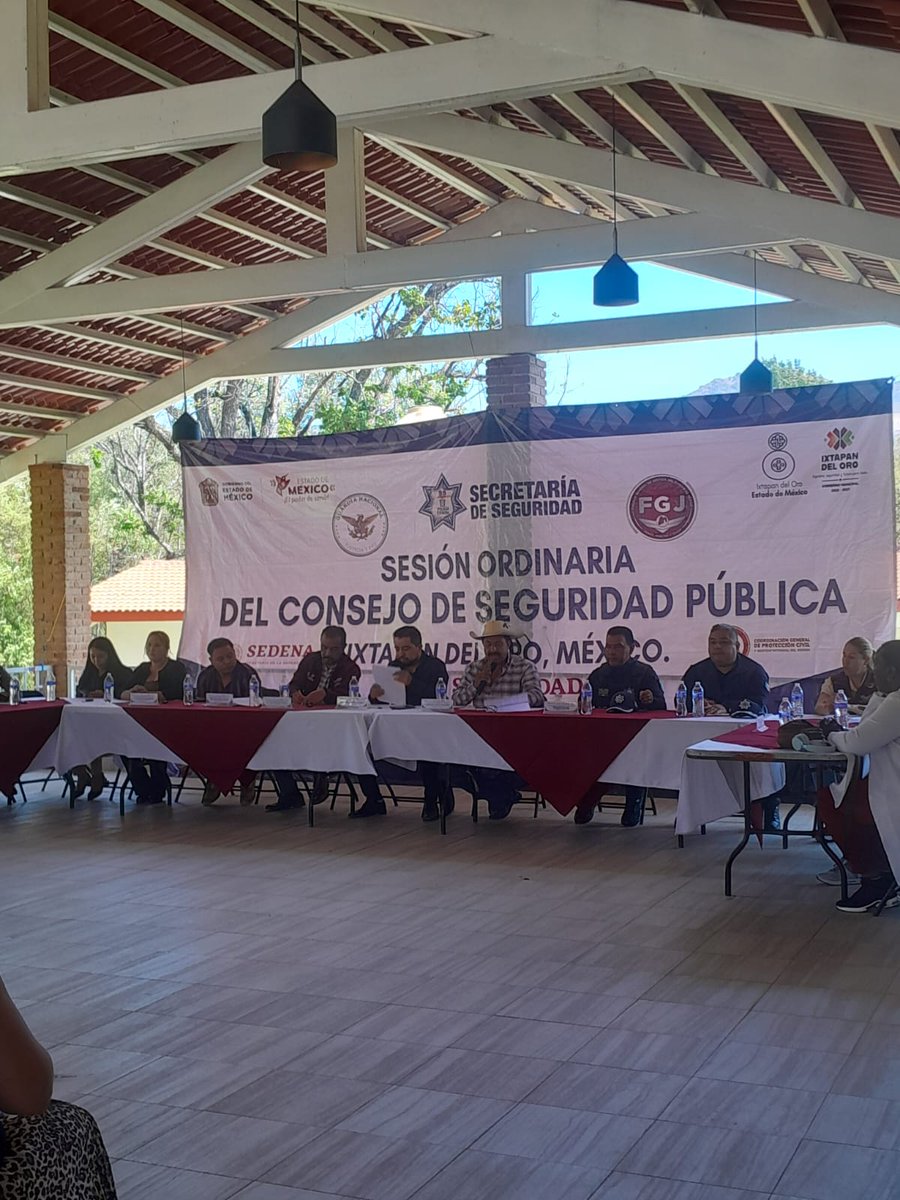 SecretariadoGEM's tweet photo. 📍 Región 13 Valle de Bravo | Municipio de Ixtapan del Oro

Se llevó a cabo la Séptima Sesión Ordinaria del Consejo Municipal de Seguridad Pública de Ixtapan del Oro, en las instalaciones del Balneario Municipal, presidida por el C. Benigno Arroyo Bautista, Presidente del Consejo y Presidente Municipal Constitucional, con la participación de autoridades municipales y estatales.

📝 Temas relevantes:
✔️ Lectura y seguimiento del estatus de acuerdos de la sesión anterior.
✔️ Entrega de constancias de Formación Inicial y Competencias Básicas a elementos de Seguridad Pública Municipal.
✔️ Avances en el Servicio Profesional de Carrera.
✔️ Entrega de patrullas con recurso FASP 2025 para fortalecer la operatividad policial.