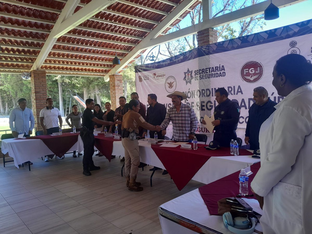 SecretariadoGEM's tweet photo. 📍 Región 13 Valle de Bravo | Municipio de Ixtapan del Oro

Se llevó a cabo la Séptima Sesión Ordinaria del Consejo Municipal de Seguridad Pública de Ixtapan del Oro, en las instalaciones del Balneario Municipal, presidida por el C. Benigno Arroyo Bautista, Presidente del Consejo y Presidente Municipal Constitucional, con la participación de autoridades municipales y estatales.

📝 Temas relevantes:
✔️ Lectura y seguimiento del estatus de acuerdos de la sesión anterior.
✔️ Entrega de constancias de Formación Inicial y Competencias Básicas a elementos de Seguridad Pública Municipal.
✔️ Avances en el Servicio Profesional de Carrera.
✔️ Entrega de patrullas con recurso FASP 2025 para fortalecer la operatividad policial.