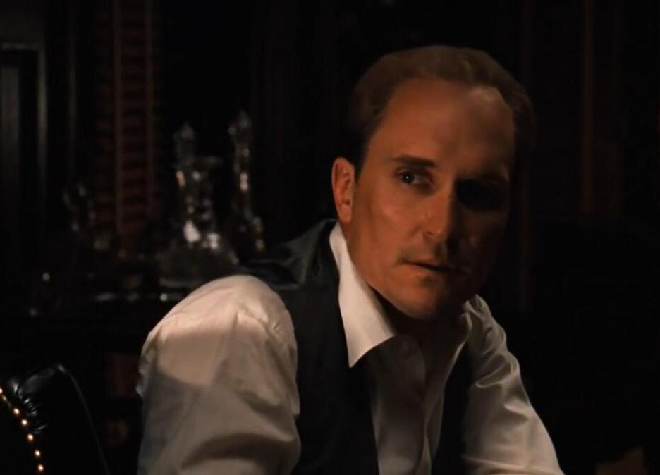 TOM HAGEN’A AĞIT

Sanmayın ki Hollandalı
Bir evlatlık o. İrlandalı
Senatörün skandalı
Sen çözdün Tom Hagen

Holivuda gittin uçakla
Atı kestin kör bıçakla
Çığlık attırdın be döşekte
Sen ne adamdın Tom Hagen

İtalyan değil dediler
Öksüz yetim bildiler
Savaş zamanı kovdular
Sineye