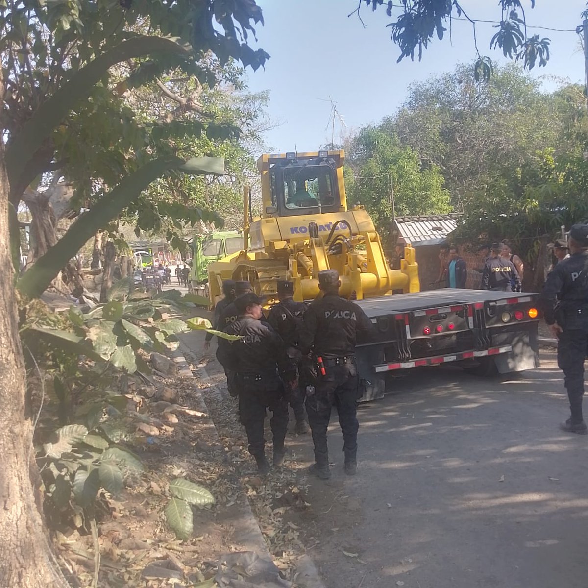 ysuca91siete's tweet photo. #Relleno|  Unos 90 policías y ocho patrullas acompañan la maquinaria que ingresa a San Francisco Angulo, Tecoluca. En esa zona se pretende construir un relleno sanitario, pese al rechazo de la comunidad y a las medidas cautelares emitidas por la Procuraduría para la Defensa de los Derechos Humanos en 2018.