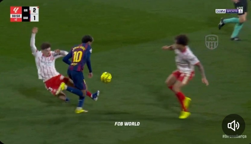 JBasart11's tweet photo. Sense desmerèixer el joc del #Girona: 
1) El penal s'ha de repetir.
2) Hi ha falta a Kounde en el segon gol. 
3) Perquè no s'ha expulsat també a Wetzel ? https://t.co/1GiykzHju7