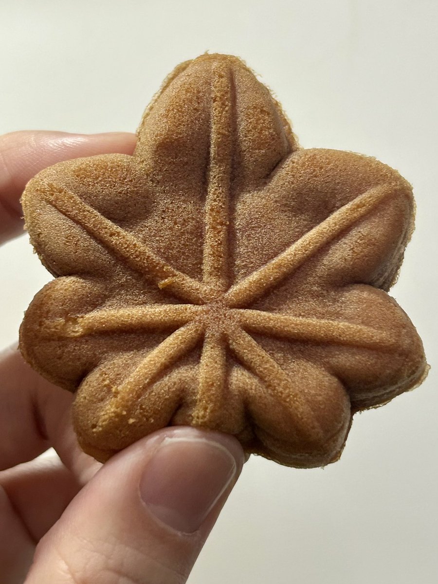 YUI_OKUDA_0108's tweet image. Yesterday, we lab members received a present of fresh caramel #MomijiManju from #Itsukushima, #Hiroshima (#もみじ饅頭 #広島 #厳島)🍁🎶 Filled with fresh caramel✨ So delicious💕 Thank you so much😊 
Momiji manju is a specialty and souvenir of Itsukushima, one of Japan's three