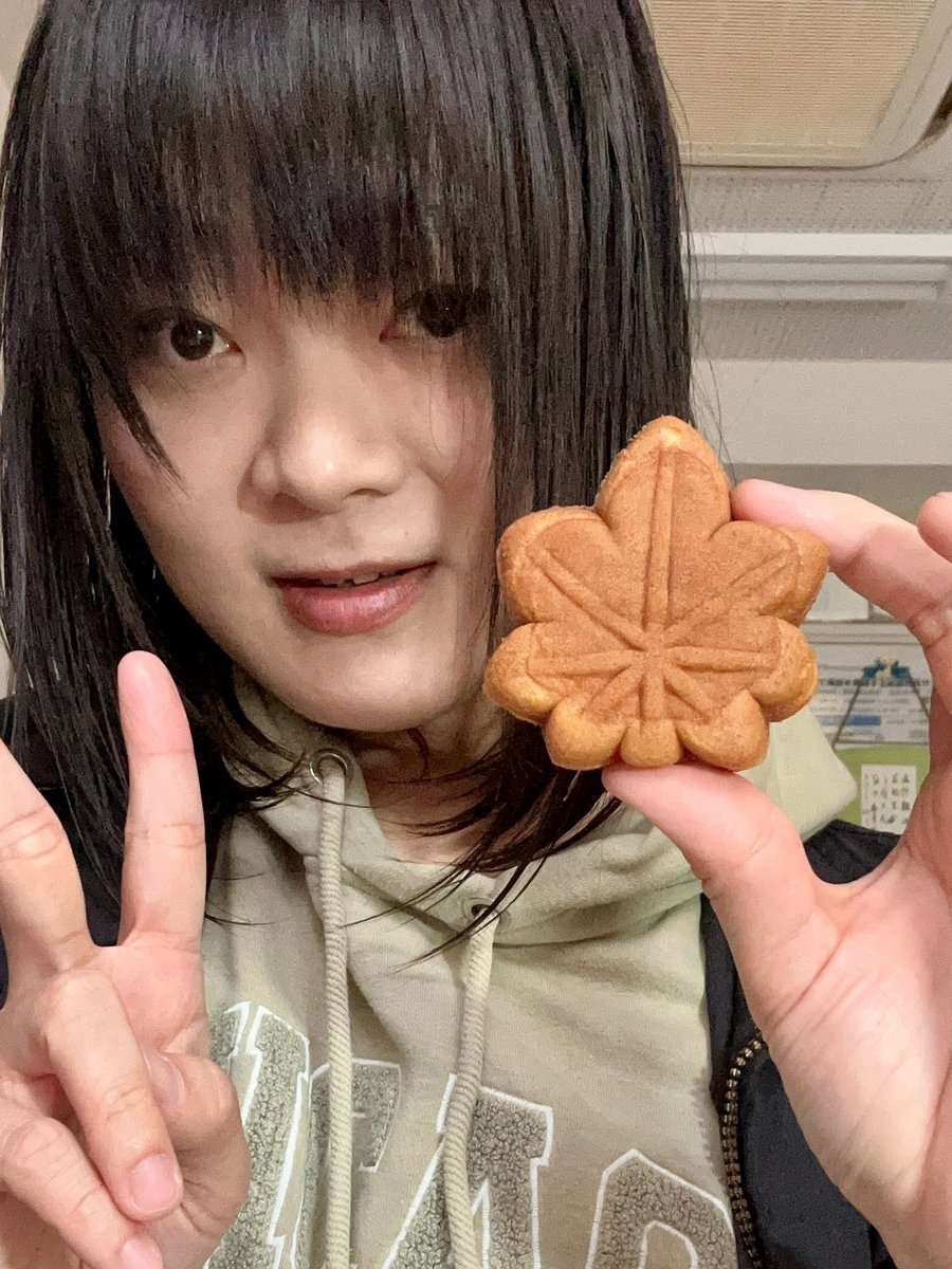 YUI_OKUDA_0108's tweet image. Yesterday, we lab members received a present of fresh caramel #MomijiManju from #Itsukushima, #Hiroshima (#もみじ饅頭 #広島 #厳島)🍁🎶 Filled with fresh caramel✨ So delicious💕 Thank you so much😊 
Momiji manju is a specialty and souvenir of Itsukushima, one of Japan's three