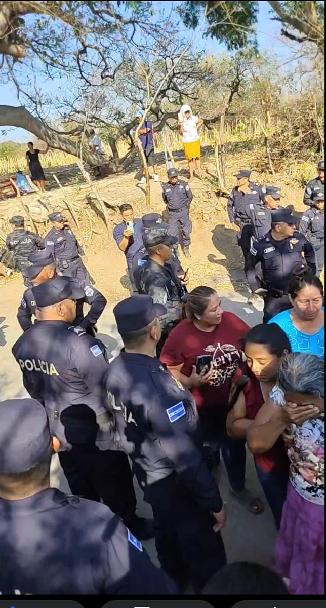 Anciana es abrazada ante el dolor y la impotencia de una Justicia que no es ciega y su espada sirve para apuñalar al más pobre.....que dolor ...
Cómo dueles El Salvador 😭