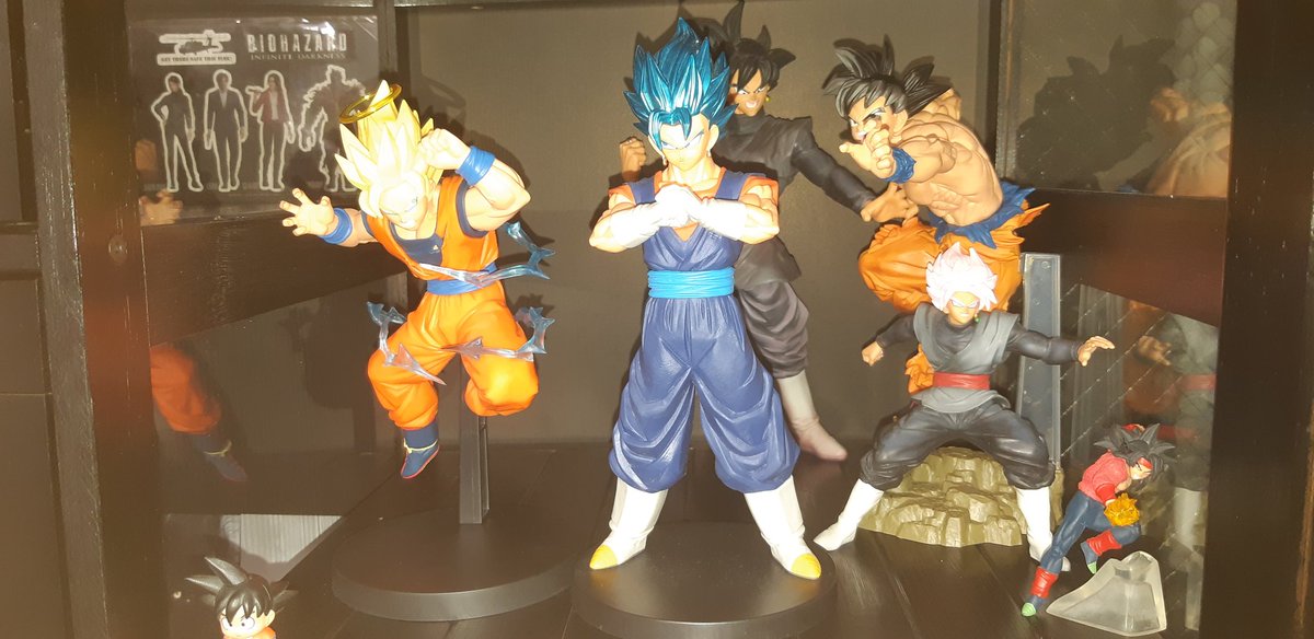 おっはー☀️次は右を見せるぜ👍1枚目はフリーザ。セル。魔人ブウ😂2