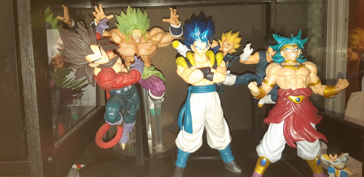 おっはー☀️次は右を見せるぜ👍1枚目はフリーザ。セル。魔人ブウ😂2