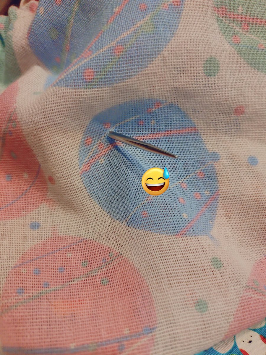 amiamu27's tweet photo. いつも無くしがちな、針先キャップに樹脂粘土で作った肉球を貼り付けました。色違いにしても良かったかな^_^;
「プロジェクトバッグから針先が出ている人」を卒業ですー https://t.co/yUgvljGEZC