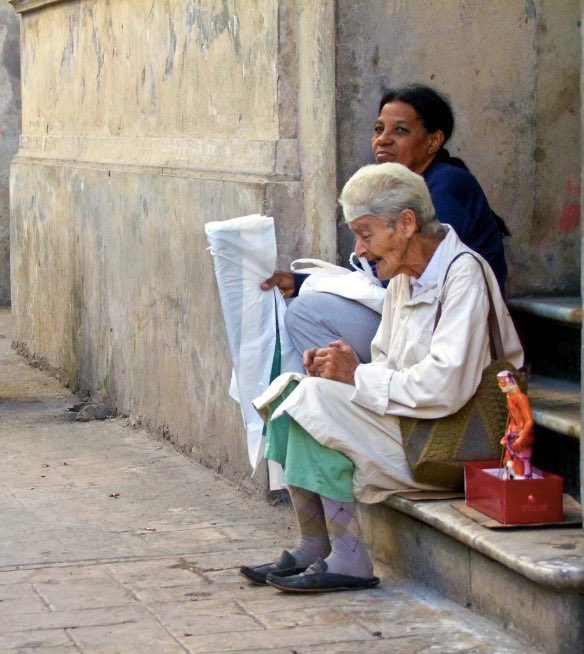 🇨🇺🛑La reactivación de la llamada “Opción Cero” revive el recuerdo más traumático de los años noventa.
Pero el país que enfrenta hoy esa amenaza no es el de los años 90. Es más pobre, más desigual y más envejecido.

📉 una economía más deteriorada
👵 una población más envejecida