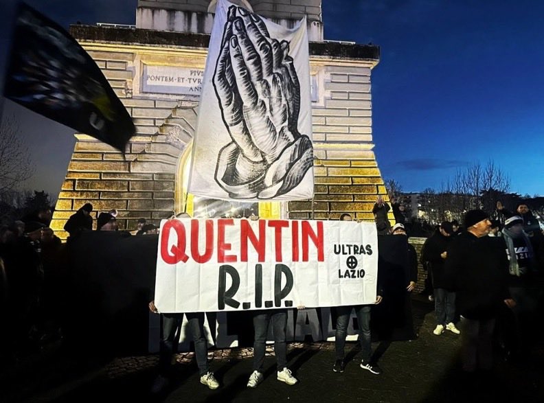 PsyGuy007's tweet photo. 🚨 🇮🇹 ALERTE INFO : Des patriotes ultras de Lazio Rome rendent hommage à Quentin . SS Lazio ultras en Ponte Milvio

Un ❤️ en soutiens aux supporters‼️