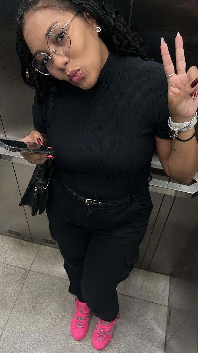 Eu e meu tênis indo dar um m rolê!
<a href="/BiancaAndrade/">Boca Rosa ⭐️👄</a> <a href="/QGdaBianca/">QG da Boca Rosa ⭐️👄</a>