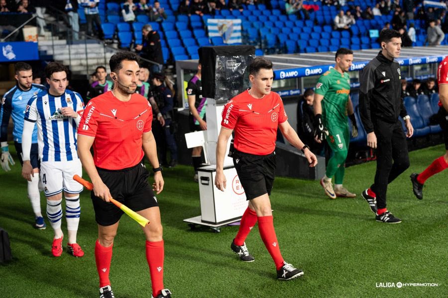 📺 Rubén Ávalos es el árbitro de VAR que con seis cámaras y diferentes toma debe de ver la falta a Herrero, pero sobre todo el penalti a Joaquín. Si en directo lo parece, es grave que el de VAR al menos no lo llame a que lo vea y lo revise. Así está montado esto.