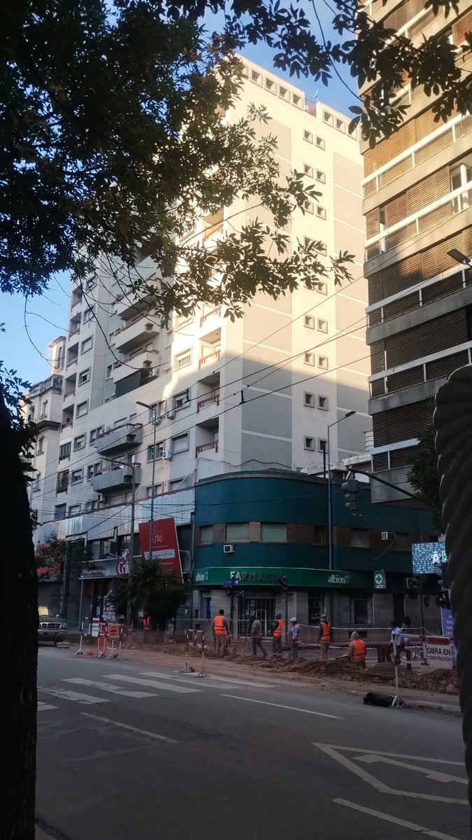 Nosotros: vemos una obra

Las chicas de Bornoroni: guaaau un nuevo set de filmación!!!!