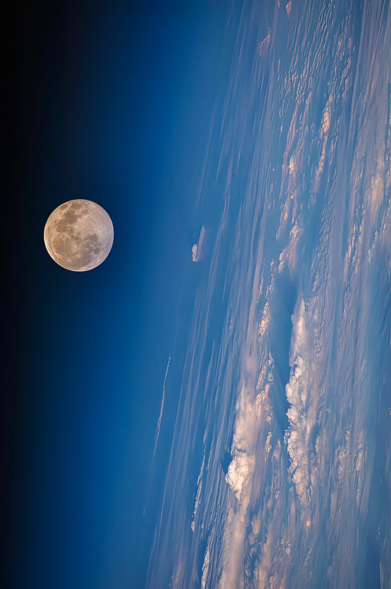 Full Moon captured by Commander Jeff WIlliams of NASA during Expedition 48 from ISS.