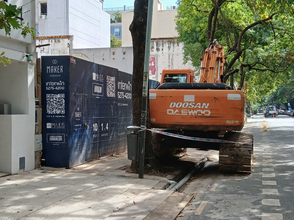 "Usos imaginativos de la bicisenda". Humboldt al 1450, pleno Palermo Olga. Tirado ahí desde el viernes. <a href="/gcba/">Buenos Aires Ciudad</a>