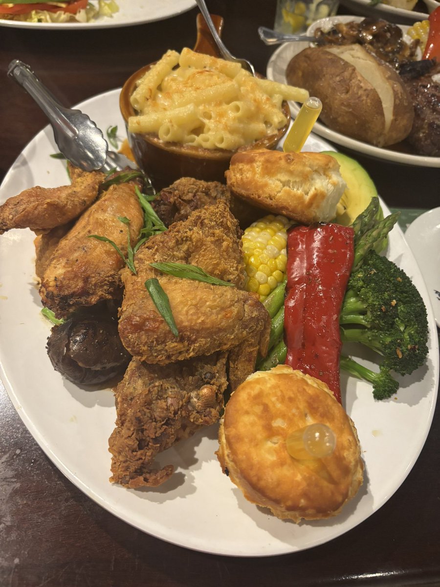 FoodForRoyalty's tweet photo. Pollo frito de Bottles https://t.co/kqbFlALhik