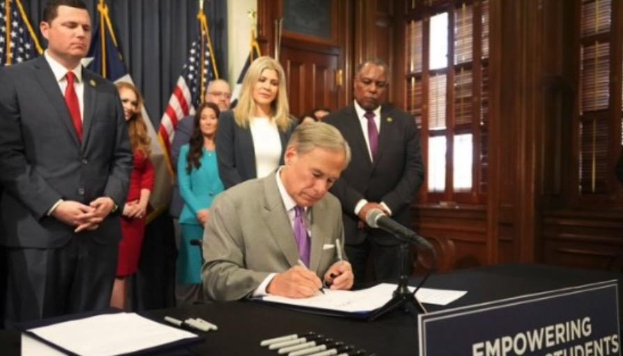 Texas passed a bill banning islamic shariah law and anything that contradicts American values.

Should this happen in all 50 states? 🇺🇸

A. YES
B. NO