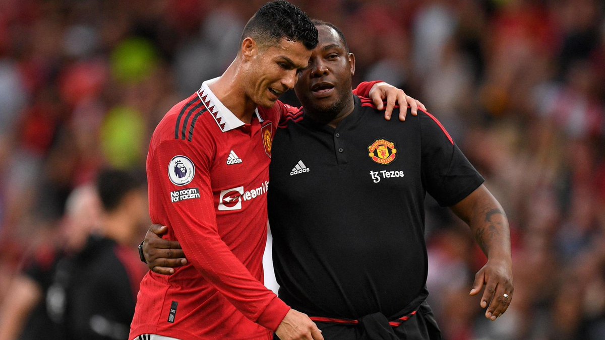 🗣️ Benni McCarthy:

“Even Cristiano Ronaldo, one of the best players in the world, could still learn something he didn’t know, because I’ve been in this business longer than him and I did it before him. So there was something he could learn from me.

Admire him because he’s