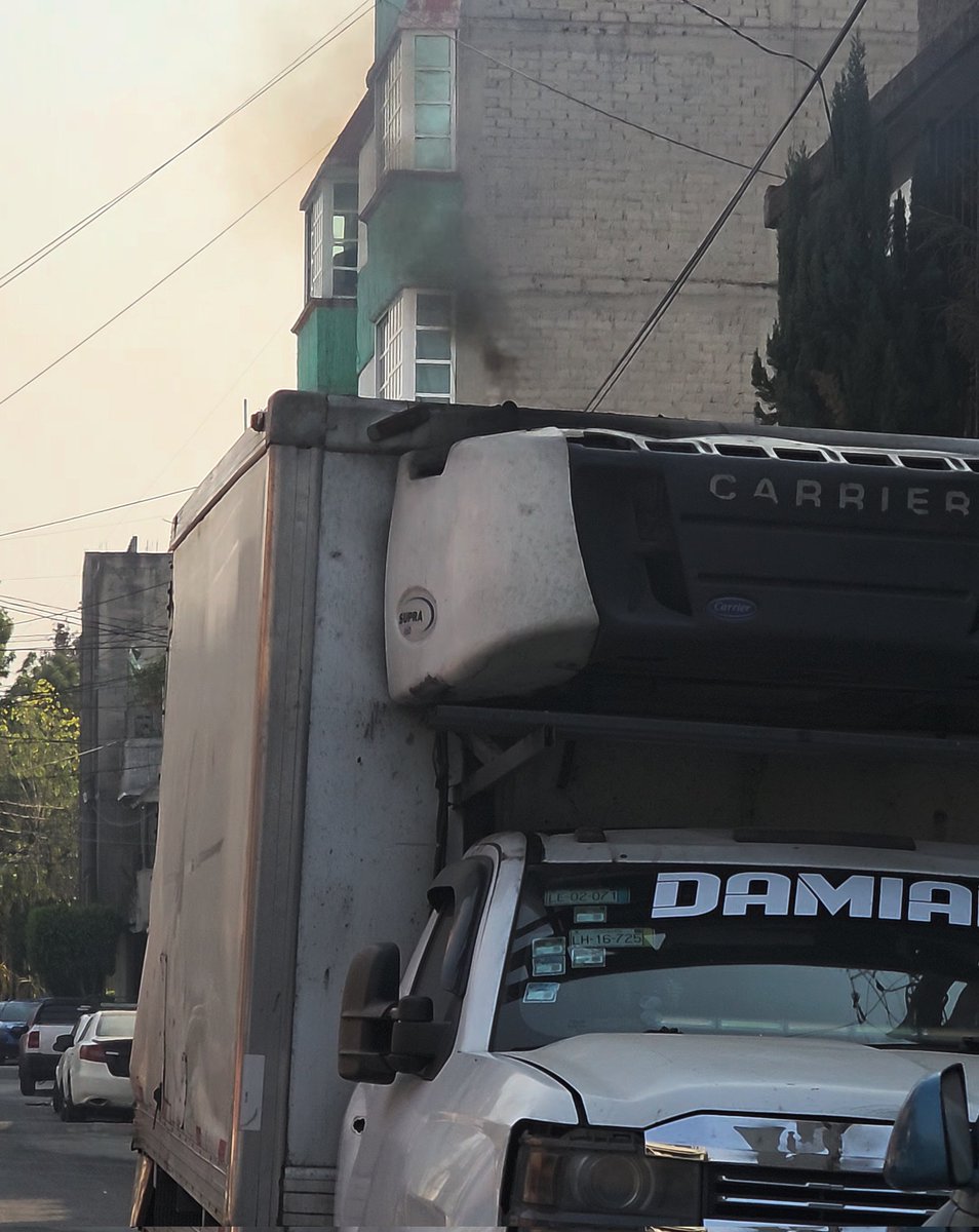 EuryCrown's tweet photo. @Aire_CDMX Buenas tardes! Justo hoy en plena contingencia estacionaron afuera de mi domicilio un camión refrigerador, el cual contamina al 200% que se puede hacer en este caso? #Iztapalapa @UCS_GCDMX https://t.co/btsI2sghg2