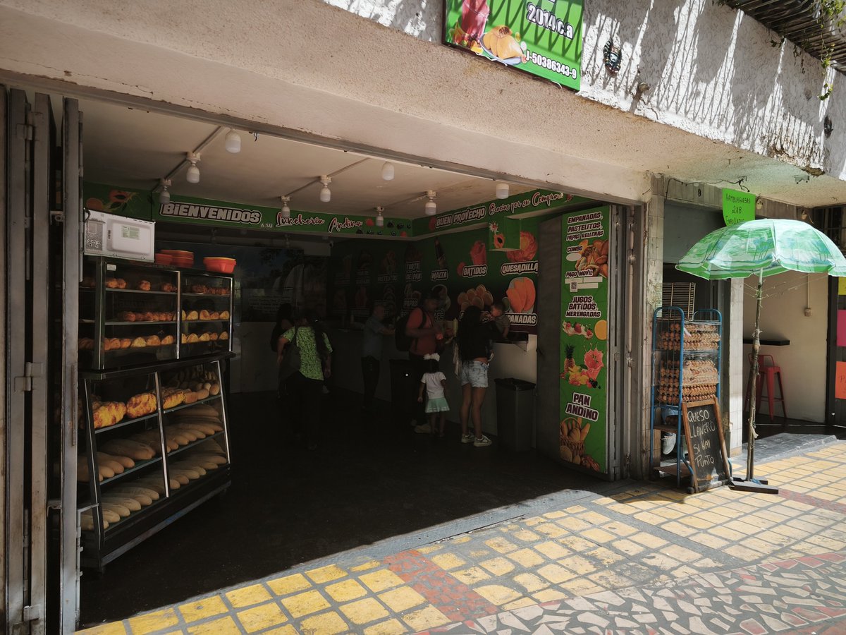 Desde las 2pm de este #16feb el centro de nuestra parroquia #LaCandelaria #Ccs sufre gran #apagón, ya son varias horas #sinluz mientras vecinos y comerciantes esperamos solución urgente por parte de <a href="/CorpoelecInfo/">Corporación Eléctrica Nacional</a> ¡@Minenergia_ve nos condenó a pasar unos #carnavales en oscurana!