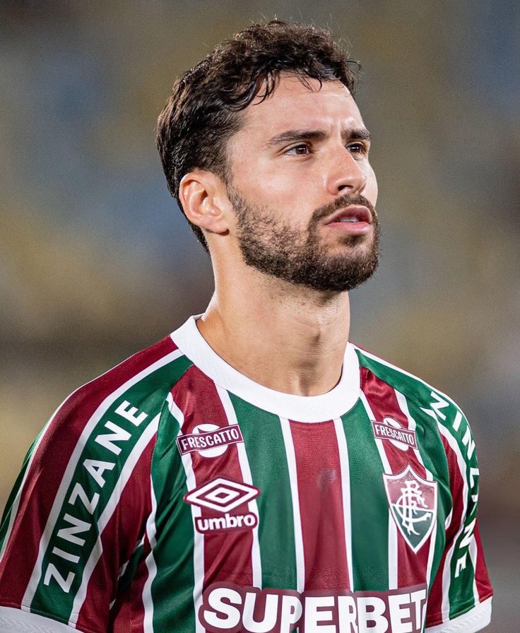 🇭🇺🔎 Se o Martinelli vai ser convocado ou não é outra história... Mas MERECE pelo menos um teste!

O que ele está jogando nos últimos meses é uma barbaridade.

Ao mesmo tempo que consegue ser um organizador nato de jogo também é um meio-campista criativo.

Desfilando em campo.