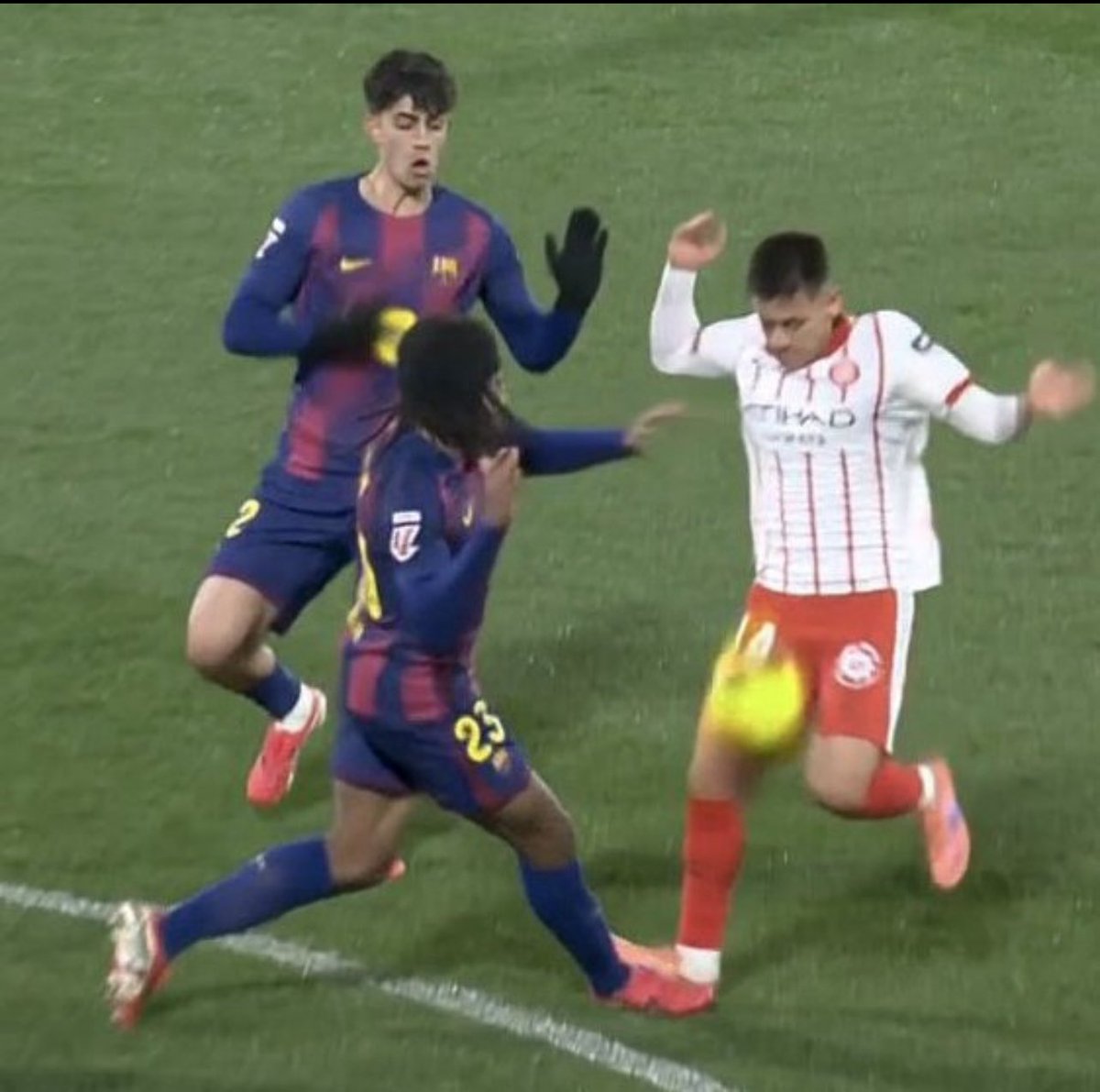 jornada 3 de la liga 2024/25
koundé pisa un dedo del jugador del rayo previo al gol de lewandowski

soto grado: ANULADO

jornada 24 de la liga 2025/26
echeverri gana el balón pisando el tobillo de koundé

soto grado: GOL LEGAL

resultados del barça con soto grado:
7G
3E
7D