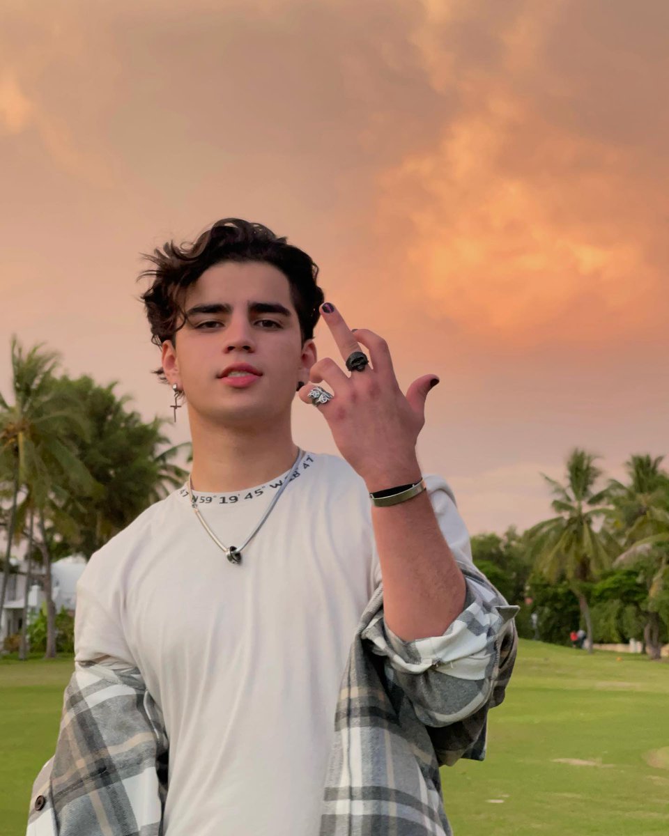 Aarón chiquito para ayudar la tendencia 

AARON BRILLA EN VERACRUZ