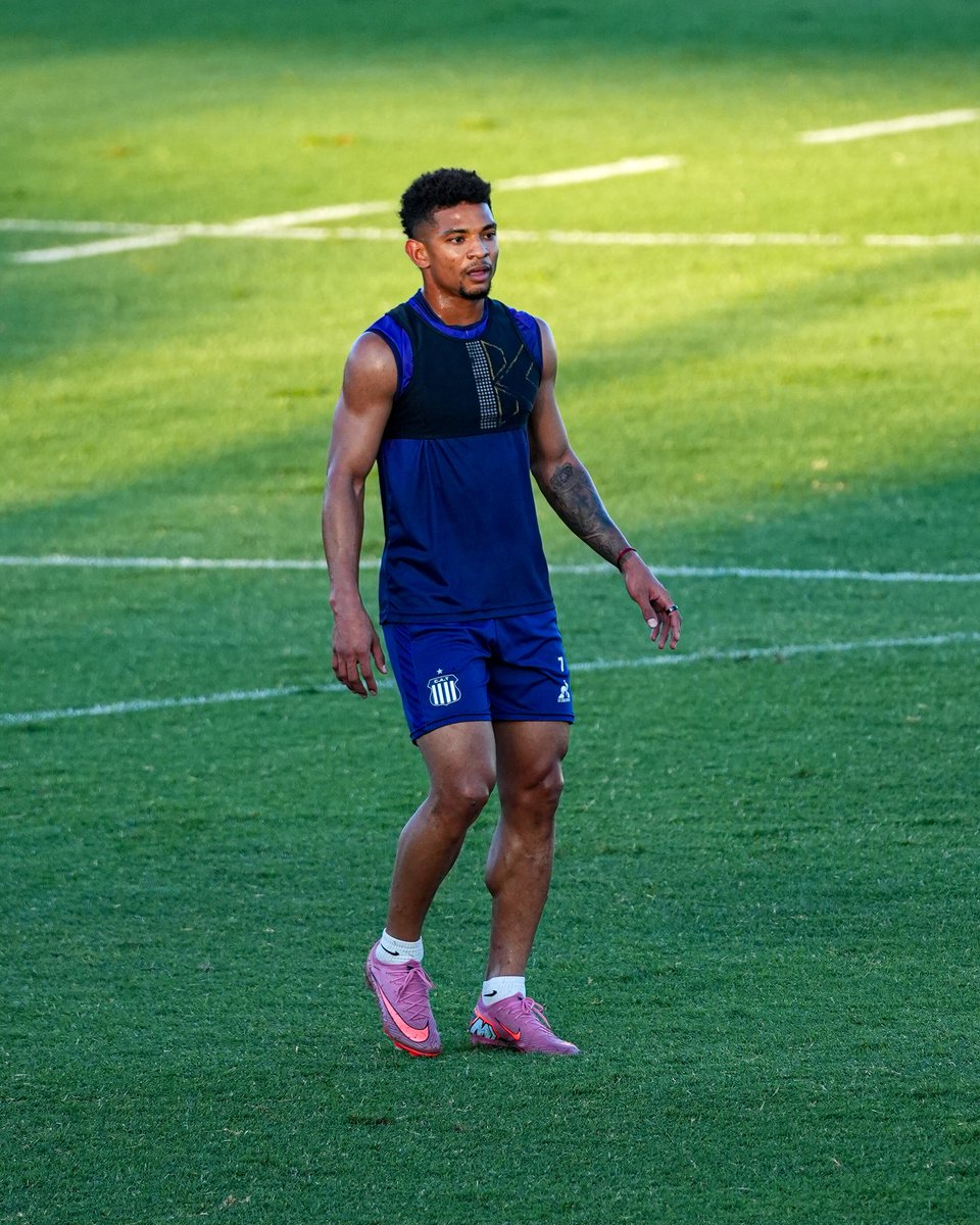 El equipo que, en este momento, está haciendo fútbol contra un combinado de juveniles:

🥅 Yennerich.

🛡️ Vigo, Guth, Palomino y Ferrari.

⚙️ Chamorro, Ortegoza, Río y Rick.

👊 Alastra y Valoyes.