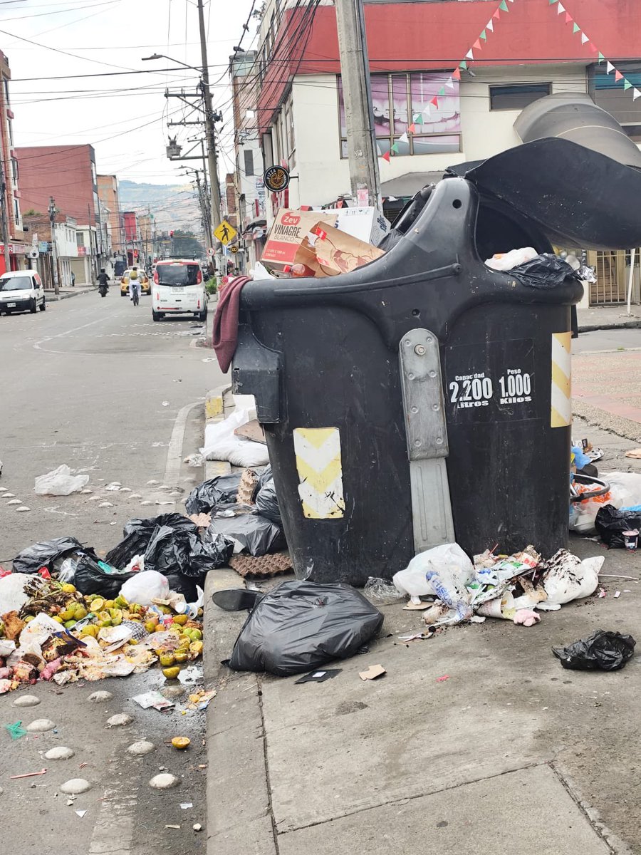 CesarPteAranda's tweet photo. 🆘 Con las basuras en la alquería @PuenteAranda_ @Uaesp el operador LIME no atiende el servicio en la zona carrera 52c entre calle 38 sur a la 40 sur solicitamos sanciones 1801 a los infractor @RolandoGonGa https://t.co/yM8w9gqIl3