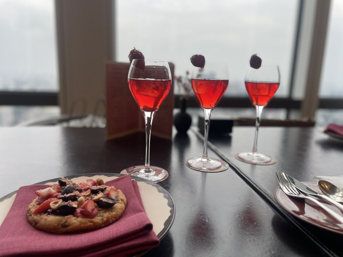 cyocotto1's tweet photo. 年に一回(しか開催できていない💦)ママ友と、ちょっと素敵なホテルでアフタヌーンティーを食べよう企画！
アンダーズのアフタヌーンティーいただいて来ました💕
休職中だけど羽を伸ばして贅沢してしまった🤣
美味しかったしママたちとのおしゃべりは最高や！みんな仕事に育���に頑張っておる！
#ヌン活 https://t.co/5LNAsXLsLf