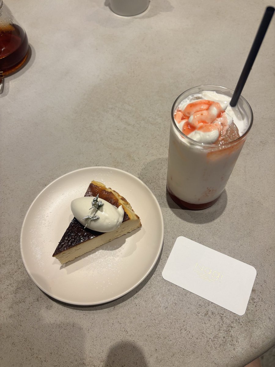オシャレなカフェで
一息🕊🌱🌿
バスクチーズケーキが
残り1つ!と言われたら
頼むしかないですよね！
とっても濃厚で美味しかったです😌
