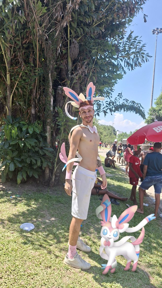 Strigipoc's tweet photo. Carnaval 2026 • Sylveon

Meio que eu entreguei muito nessa fantasia 🩷✨️ https://t.co/arQWQCSjPK
