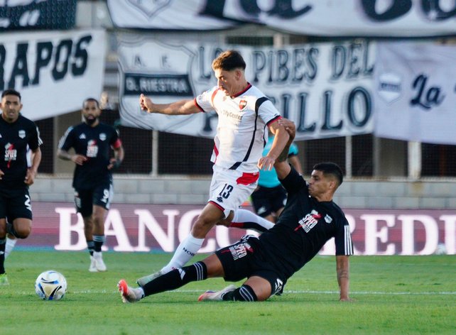 GonzaMachuca's tweet photo. #Newells | 1-0 abajo ante #Riestra y los mismos errores siguen sucediendo. A presión y pelotazos al área lo están sometiendo al equipo de la dupla, que a mí parecer ya tienen los días contados. No hay un semblante de algo que se asemeje a un equipo de fútbol.

#TorneoApertura https://t.co/gJDVO0x868