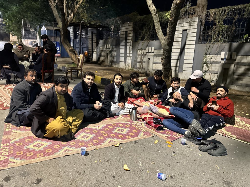 farazAmughal's tweet photo. خیبر پختونخوا ہاؤس کے باہر دھرنا جاری ہے۔
علی امین خان گنڈاپور سابق وزیراعلیٰ خیبر پختونخوا کی قیادت میں کارکنان پُرامن احتجاج جاری رکھے ہوئے ہیں۔
#خیبرپختونخوا #دھرنا #AliAmin https://t.co/w8sOGjPPIn