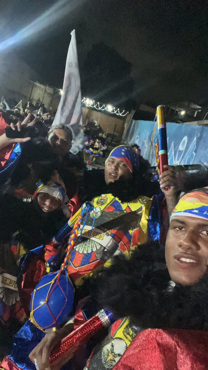 só os cria do dia dia  🦁 🇻🇳 
tropa da fenda 🥃❤️