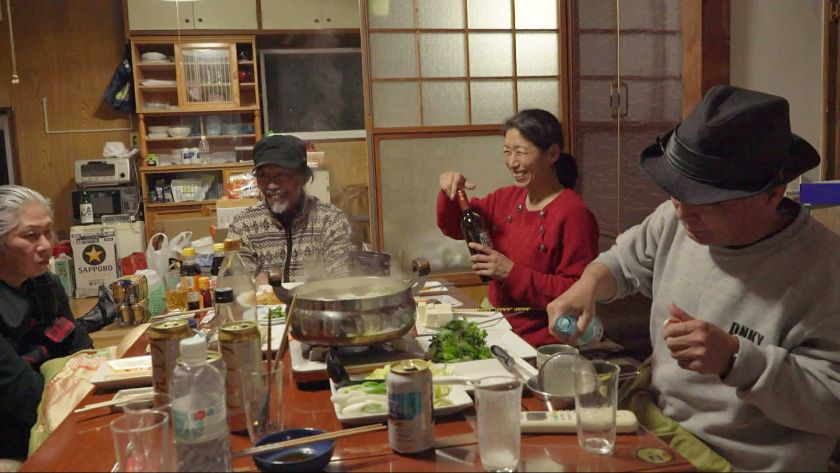 ライターのやなぎさわまどかさん <a href="/madoka_yng/">やなぎさわまどか🍉Madoka Yanagisawa</a> から、映画レビューが届きました。

原発事故から13年後の福島県・国道6号線（通称「ロッコク」）沿いの町を舞台に、食卓を通して人々の複雑で温かな日常を描くドキュメンタリー映画『ロッコク・キッチン』

mailchi.mp/greenz/greenz-…

<a href="/rokkokukitchen/">映画 ロッコク・キッチン | 2月14日(土)ポレポレ東中野より劇場公開スタート！</a>