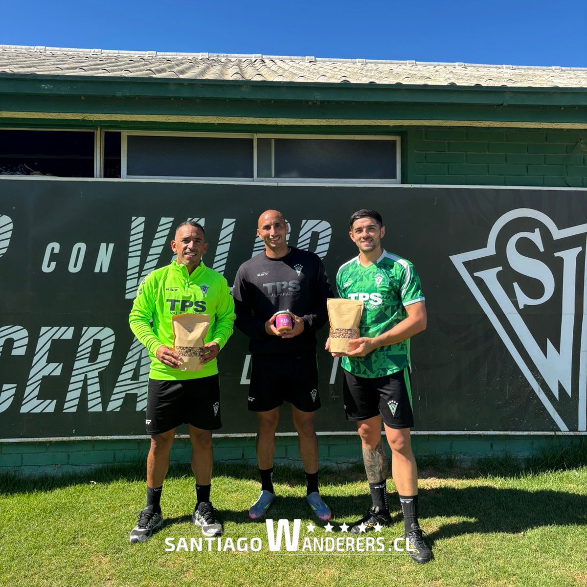 𝐆𝐑𝐀𝐂𝐈𝐀𝐒, 𝐌𝐀𝐒 𝐐𝐔𝐄 𝐅𝐑𝐔𝐓𝐎𝐒🤩💚

Nuestros amigos de masquefrutos nos compartieron de sus exquisitos productos a nuestro primer equipo y al fútbol joven del Decano 💚🥜

Muchas gracias!