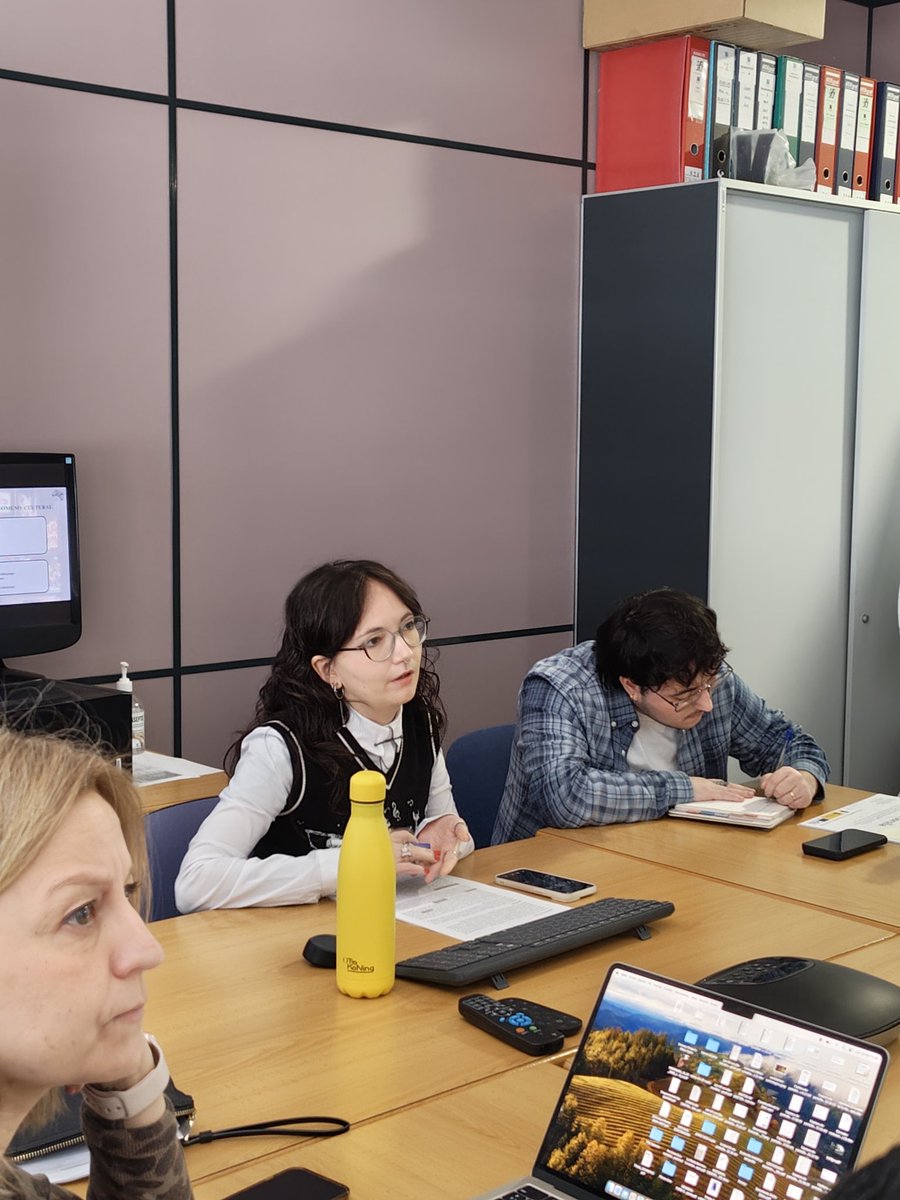iha_uji's tweet photo. 📖✨ XLVIII WORKSHOP IHA ✨🗨️ Hoy, Rita Aloy presentó los ejes de su futura tesis doctoral 🎓, dedicada al análisis de la representación de figuras históricas como los Borgia, Cleopatra y los Padres Fundadores en videojuegos como Assassin’s Creed, BioShock y Far Cry 5 🎮. https://t.co/oWtoVhYuQM