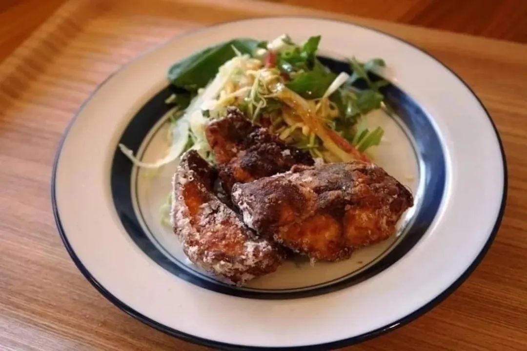 mammacafe151A's tweet image. おはようございます。本日の 151A膳 (弁当）は　#サバの竜田揚げです🍚青魚の良質な脂を摂りましょう🐟️ #EPA #DHA
 #Ubereats でのご注文もお待ちしています。#東京都現代美術館