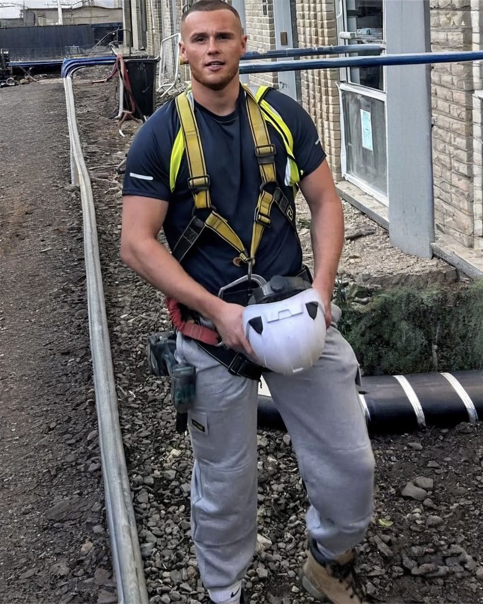 Who would you harness up with first…
Left or Right?
#Tradie #Builder #Inked #Lads #Harness #GayPlay #Boots #Bondage