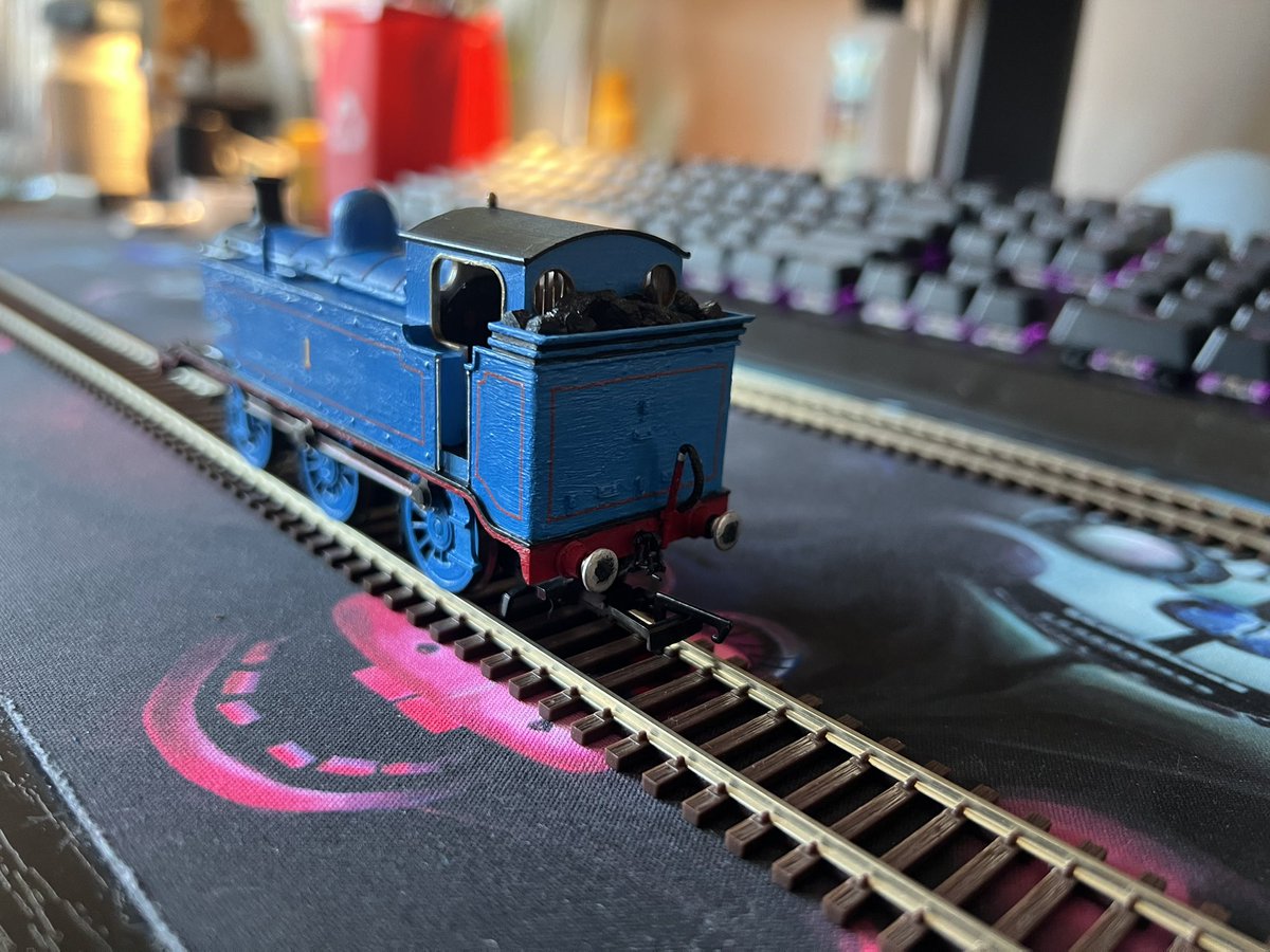 Thomas8549801's tweet photo. Thomas! My first full custom! Painted and lined by me! Body shell is a modified standard e2 from the amazing @LazyTerrier and printed by the wonderful @TomTeeLegend ! I added the flickering firebox and modified some details here and there. Lots of hard work! Much Thanks! https://t.co/NGmzsTIT5l