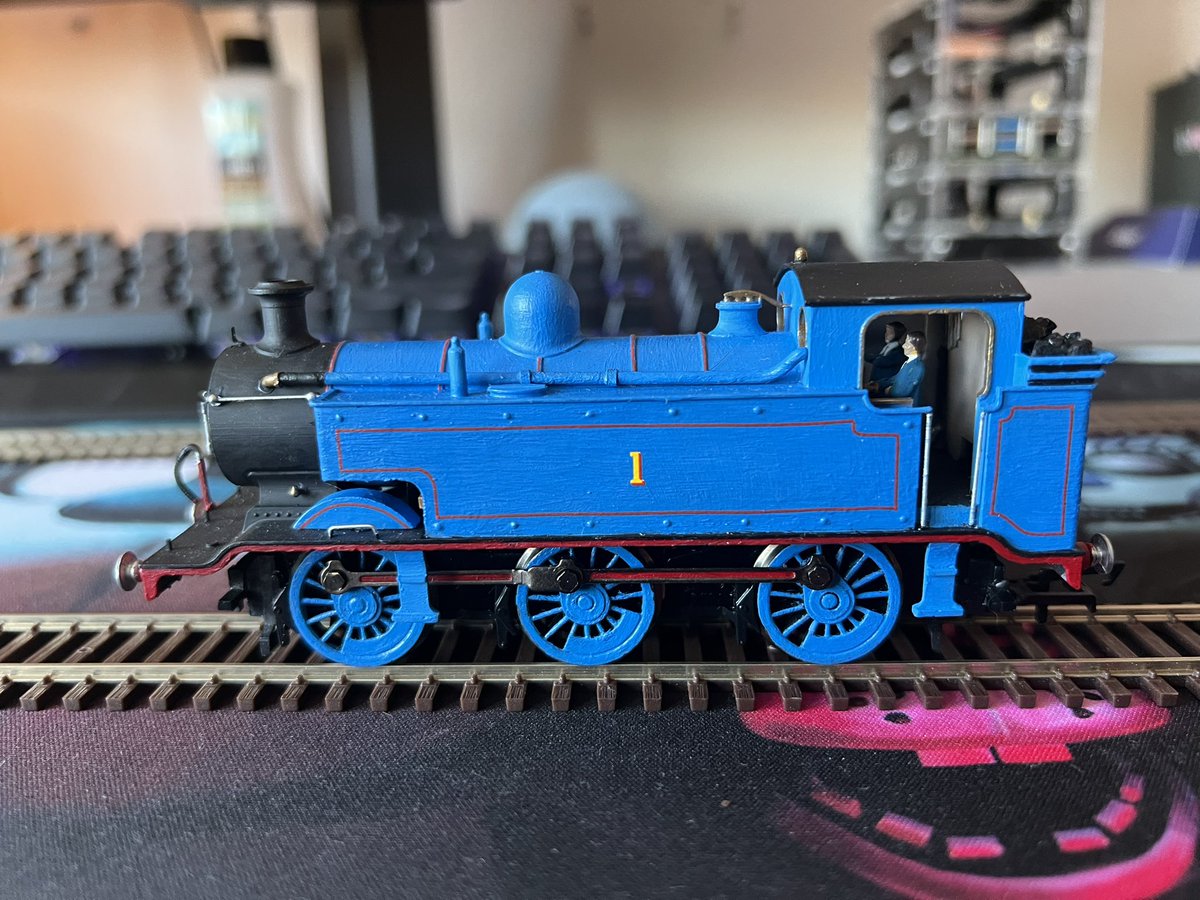 Thomas8549801's tweet photo. Thomas! My first full custom! Painted and lined by me! Body shell is a modified standard e2 from the amazing @LazyTerrier and printed by the wonderful @TomTeeLegend ! I added the flickering firebox and modified some details here and there. Lots of hard work! Much Thanks! https://t.co/NGmzsTIT5l