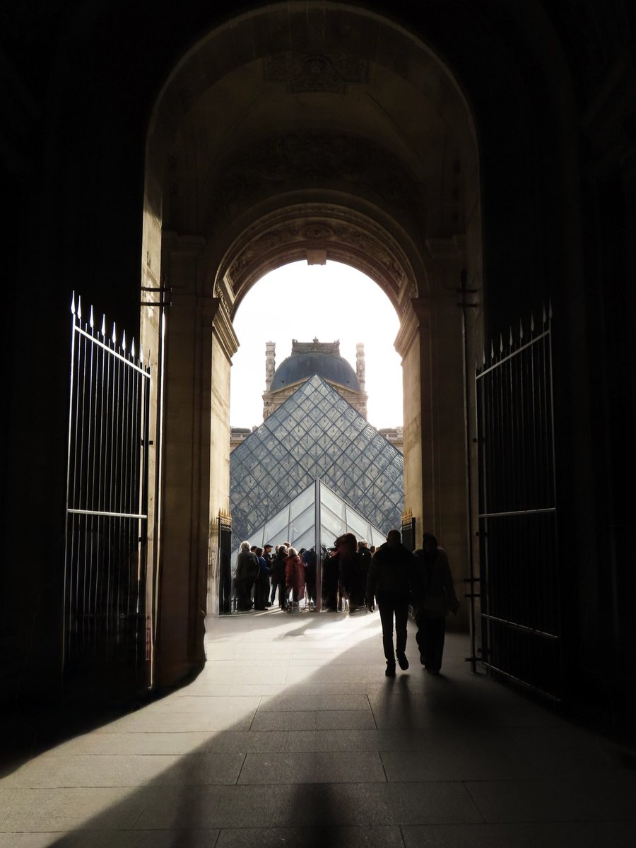 HUSSAIN7yx's tweet photo. Paris https://t.co/KwKxXGvJgd