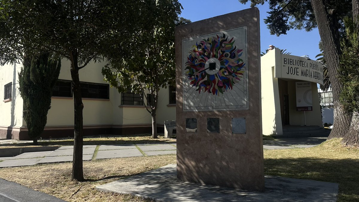 Un día, alguien debió preguntar: ¿Dónde será un buen lugar para que el árbol dé su sombra? Ese mismo día, alguien debió responder: Por qué no junto al reloj de sol. Lo demás, es historia.