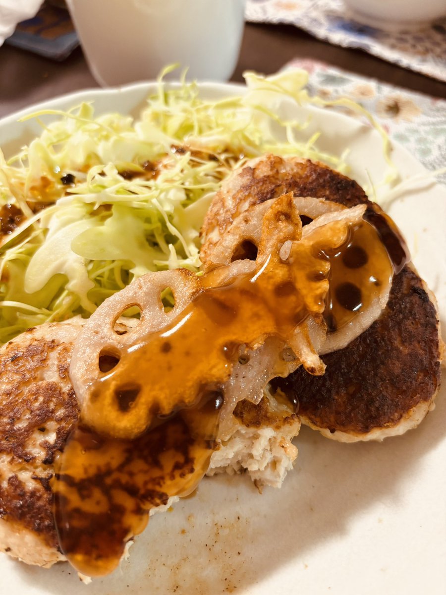AsSlowLife's tweet photo. 昨日は私が夕食作り担当🍽
冷蔵庫に残っていたレンコンを使って、つくねハンバーグを作りました。

めちゃめちゃボリューミーでとても美味しかった。

冷蔵庫にポン酢を切らしていたので、餡掛けのおソースを夫が作ってくれました。 https://t.co/YtSNrFZxVc