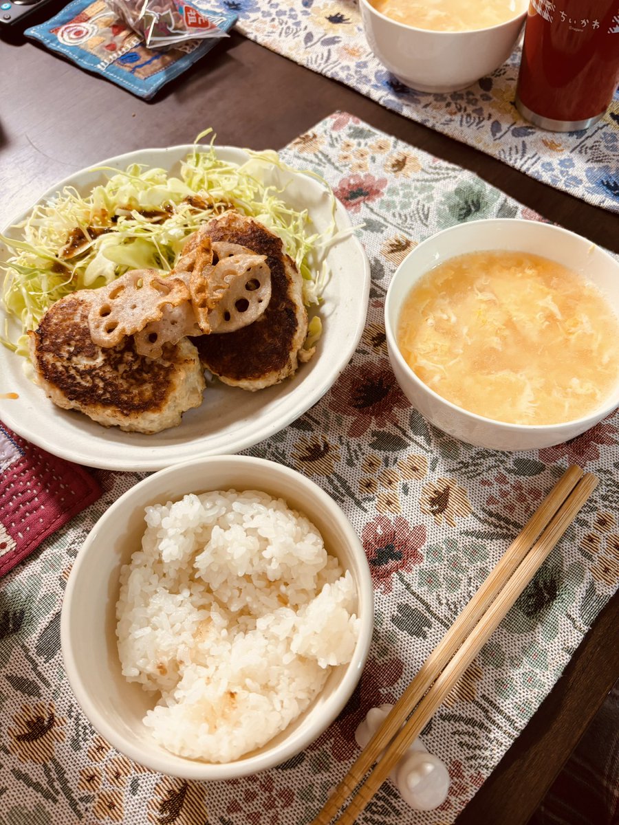 AsSlowLife's tweet photo. 昨日は私が夕食作り担当🍽
冷蔵庫に残っていたレンコンを使って、つくねハンバーグを作りました。

めちゃめちゃボリューミーでとても美味しかった。

冷蔵庫にポン酢を切らしていたので、餡掛けのおソースを夫が作ってくれました。 https://t.co/YtSNrFZxVc