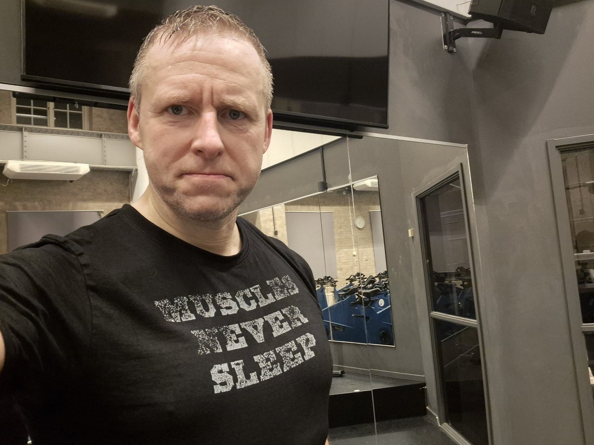 SMerloev's tweet photo. Bygger drönare från tidig morgon till kväll. Då tränas det så att man över tid håller nivån för att kunna fullgöra sitt åtagande som tidvis i en jägargrupp. #tacticaldrones #madeinsweden #pergite #93streakweeks https://t.co/2DD4Pl7gh7